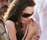 Shiloh cachée par Angelina Jolie le 20 octobre 2006 en Inde. Elle n'a que quelques mois. 