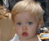 Shiloh et ses magnifiques yeux bleus dans les bras de maman le 16 juin 2007 dans New York 
