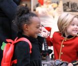 Shiloh et sa grande soeur Zahara avec leur jolie maman Angelina Jolie 