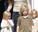 Shiloh devant Knox, Vivienne et Angelina Jolie le 20 mars 2011 à Los Angeles 