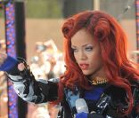 Rihanna interprète S&M au Rockfeller Center, le 27 mai 2011, à New York.