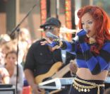 Rihanna interprète S&M au Rockfeller Center, le 27 mai 2011, à New York.