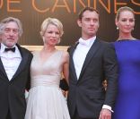 Robert de Niro et des membres de son jury, lors du 64e Festival de Cannes, en mai 2011.