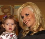 Jenny McCarthy est très engagée en faveur des enfants autistes depuis que son fils a été diagnostiqué comme tel en 2005. 