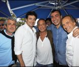 Michel Boujenah, Patrick Bruel, Félix Gray, le ministre tunisien du commerce et du tourisme Mehdi Houas et Alexandre Arcady au cours du voyage du Jasmin, en Tunisie le 8 mai 2011.