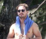 Shia LaBeouf avec sa petite-amie Karolyn Pho à Los Angeles le 20 mai 2011 : il s'affiche torse-nu 