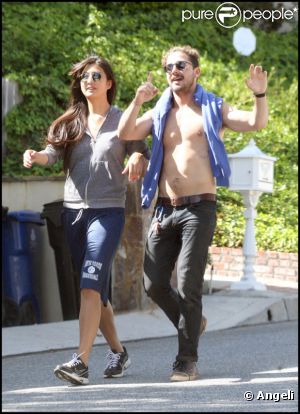 Shia LaBeouf avec sa petite-amie Karolyn Pho à Los Angeles le 20 mai 2011