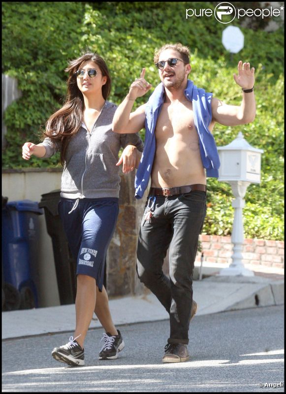 Shia LaBeouf avec sa petite-amie Karolyn Pho à Los Angeles le 20 mai 2011