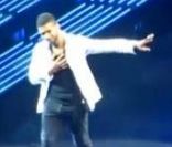 Malade, Usher a quitté la scène en plein concert à Berlin, en janvier 2010. 