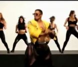 Nick Cannon en MC Hammer dans son clip Famous