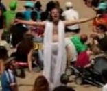  Dans le clip très réussi du premier single  La banane   ,   seul un habile contre-jour empêche Philippe Katerine de dévoiler l'intégralité de son anatomie sur une plage. Une vidéo audacieuse qui lui a valu la Victoire de la Musique du meilleur clip vidéo. 