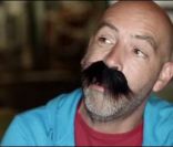  Philippe Katerine a dédié tout un titre à la  Moustache , décidément très présente sur cet album. 