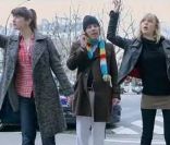 Philippe Katerine est entouré par deux danseuses qui miment chacun de ses mouvements dans l'autre clip de  Le rêve .