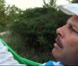  A l'écoute,  Philippe  donne tout simplement envie de se cogner la tête contre les murs. Et pourtant, on en viendrait presque à le plaindre en regardant la vidéo qui l'accompagne, où une petite fille tient absolument à le déranger pendant sa sieste pour lui demander quatorze fois (très exactement) 