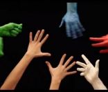   Musique d'ordinateur  est une superposition de sons qui viennent s'ajouter progressivement à la mélodie. Dans une vidéo pleine de poésie, chaque bruit est mimé par une main enduite de peinture. Simple et joli. 