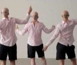  Pour  Cette mélodie , Philippe Katerine a dessiné des visages sur le crâne de ses danseurs chauves. Dos à la caméra, ils font mine de jouer de la guitare 