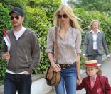 Claudia Schiffer, Matthew Vaughn et leur fille aînée Clementine, à Londres, le 3 mai 2011.