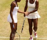 Absente du circuit WTA depuis près d\'un an et son sacre à Wimbledon, Serena Williams a enfin pu officialiser son retour à la compétition pour la mi-juin 2011 ! Sa soeur Venus (avec qui elle était associée en double lors de Wimbledon 2010 - photo), el