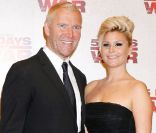 Renny Harlin bien accompagné à l'occasion de l'avant-première de de  5 Days of War , à Londres, le 7 juin 2011.