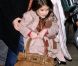 Suri Cruise est une collectionneuse de chaussures hors pair ! Elle en aurait pour près de 150 000 dollars, soit plus de 100 000 euros... New York, 16 mars 2011