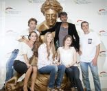 Toute l'équipe des Mystères de l'amour est réunie sur le tapis rouge lors du 51ème festival de la télévision de Monte-Carlo, jeudi 9 juin 2011.