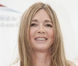 Hélène Rollès ne semble pas disposer à couper ses cheveux. Elle pose ici sur le tapis rouge lors du 51ème festival de la télévision de Monte-Carlo, jeudi 9 juin 2011.