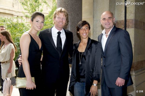 Pour sa troisième édition, la soirée de gala annuelle de la marque Longines, donnée samedi 4 juin 2011 en marge de Roland-Garros, récompensait Jim Courier. En photo : Courier avec son épouse Susanna, auprès de Francesca Schiavone et Andre Agassi.