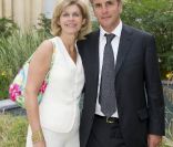 Pour sa troisième édition, la soirée de gala annuelle de la marque Longines, donnée samedi 4 juin 2011 en marge de Roland-Garros, récompensait Jim Courier, en présence de Bernard de la Villardière et de son épouse. 