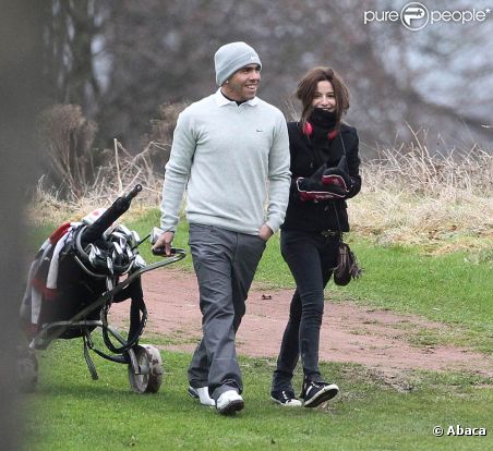  Carlos Tevez et Brenda Asnicar en mars 2011. 
 En juin 2011, l'attaquant argentin Carlos Tevez (27 ans), rentré au pays, s'est réconcilié avec sa femme Vanessa Mansillo (31 ans), mère de leurs deux enfants, après quelques mois d'idylle avec la jeune Brenda Asnicar (19 ans). Leur troisième réconciliation. 
