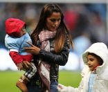  Vanessa Mansillo, épouse de Carlos Tevez, à Manchester avec leurs deux filles en janvier 2011. 
 En juin 2011, l'attaquant argentin Carlos Tevez (27 ans), rentré au pays, s'est réconcilié avec sa femme Vanessa Mansillo (31 ans), mère de leurs deux enfants, après quelques mois d'idylle avec la jeune Brenda Asnicar (19 ans). Leur troisième réconciliation. 