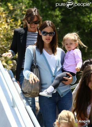 http://static1.purepeople.com/articles/7/81/60/7/@/635663-jennifer-garner-emmene-violet-et-0x414-1.jpg