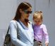 Jennifer Garner emmène Violet et Seraphina au parc, dans le quartier de Pacific Palisades, à Los Angeles. Juin 2011