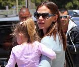 Jennifer Garner emmène Violet et Seraphina au parc, dans le quartier de Pacific Palisades, à Los Angeles. Juin 2011