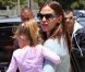 Jennifer Garner emmène Violet et Seraphina au parc, dans le quartier de Pacific Palisades, à Los Angeles. Juin 2011
