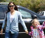 Jennifer Garner emmène Violet et Seraphina au parc, dans le quartier de Pacific Palisades, à Los Angeles. Juin 2011