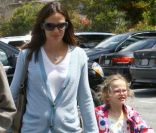 Jennifer Garner emmène Violet et Seraphina au parc, dans le quartier de Pacific Palisades, à Los Angeles. Juin 2011