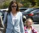 Jennifer Garner emmène Violet et Seraphina au parc, dans le quartier de Pacific Palisades, à Los Angeles. Juin 2011
