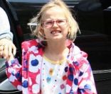 Jennifer Garner emmène Violet et Seraphina au parc, dans le quartier de Pacific Palisades, à Los Angeles. L\'aînée a un look de petit clown ! Juin 2011