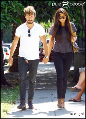 Shia Labeouf se promène avec sa petite amie Karolyn à Los Feliez, en Californie, dimanche 5 juin 2011.