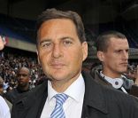 Eric Besson au Parc des Princes, à Paris, à l'occasion du jubilé du footballeur Bernard Lama, samedi 11 juin 2011.