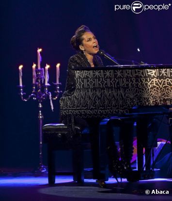 Alicia Keys se produit sur la scène du Palais des Congrès, à Paris, samedi 11 juin, pour son concert  Piano &amp; Moi .