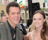 Jim Carrey et Madeline Carroll lors de l'avant-première de  M. Popper et ses pingouins , au Grauman's Chinese Theatre de Los Angeles, le 12 juin 2011.