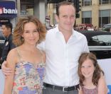 Jennifer Grey, Clark Gregg et leur fille lors de l'avant-première de  M. Popper et ses pingouins , au Grauman's Chinese Theatre de Los Angeles, le 12 juin 2011.