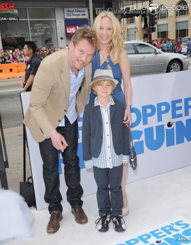 James Tupper, Anne Heche et son fils lors de l'avant-première de  M. Popper et ses pingouins , au Grauman's Chinese Theatre de Los Angeles, le 12 juin 2011.