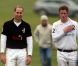 Les princes William et Harry lors du tournoi de polo caritatif à Sunninghill, près d'Ascot en Angleterre le 12 juin 2011