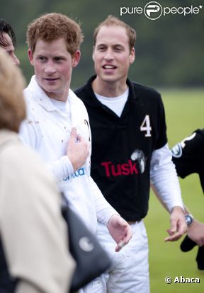 Les princes Harry et William lors du tournoi de polo caritatif à Sunninghill, près d'Ascot en Angleterre le 12 juin 2011