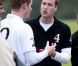 Les princes Harry et William discutent lors du tournoi de polo caritatif à Sunninghill, près d'Ascot en Angleterre le 12 juin 2011