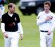 Le duc de Cambridge William et son frère Harry lors du tournoi de polo caritatif à Sunninghill, près d'Ascot en Angleterre le 12 juin 2011