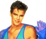 En 1986, Stéphanie de Monaco pose dans les modèles de sa propre ligne de maillots de bain,  Pool position .