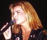 Stéphanie de Monaco se produit en live dans les années 80. 